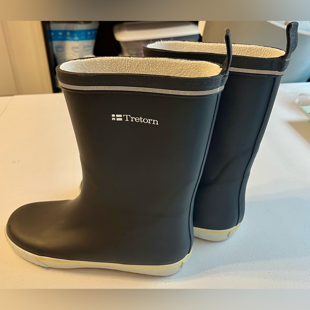 Tretorn Skerry Rain Boot, Girls/Women’s size 35, Navy with Yellow Accents